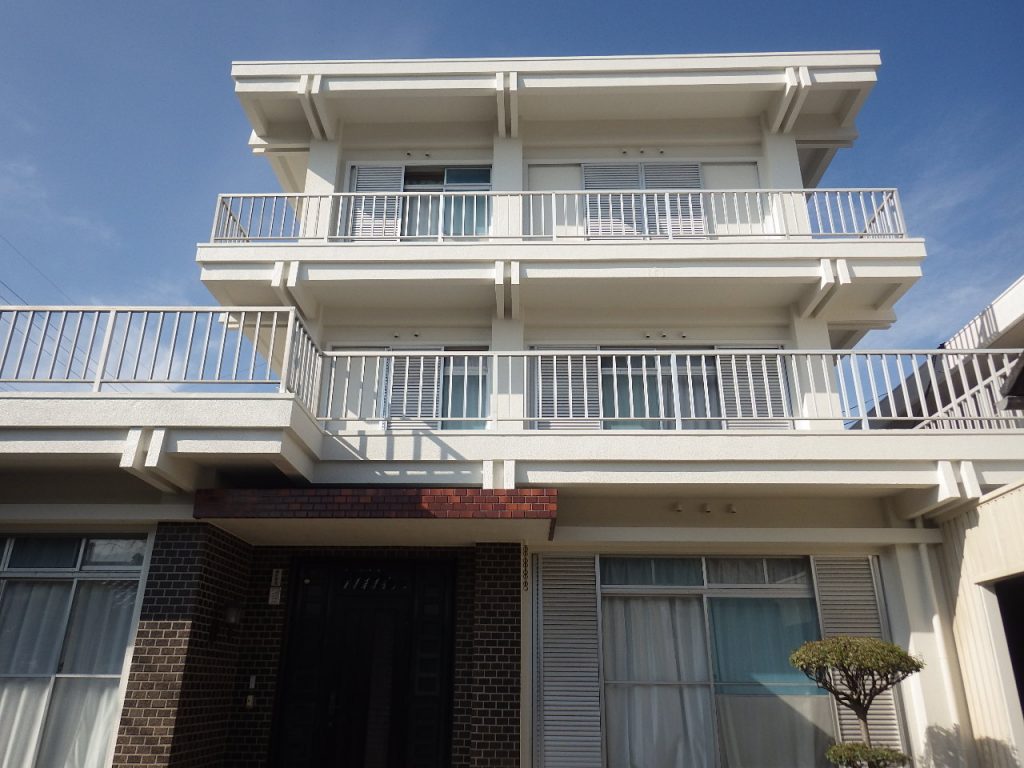 3階建て住宅の外壁塗装・屋上防水(遮熱トップコート)工事の外観